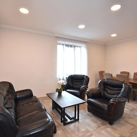 2 Bedroom Apartment, Quiet And Spacious Yerevan Bagian luar foto