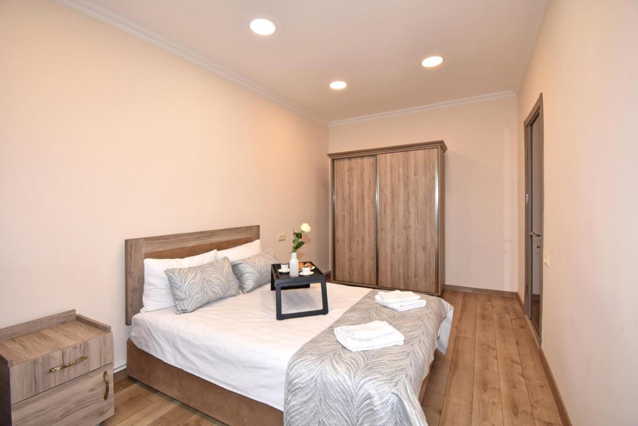 2 Bedroom Apartment, Quiet And Spacious Yerevan Bagian luar foto