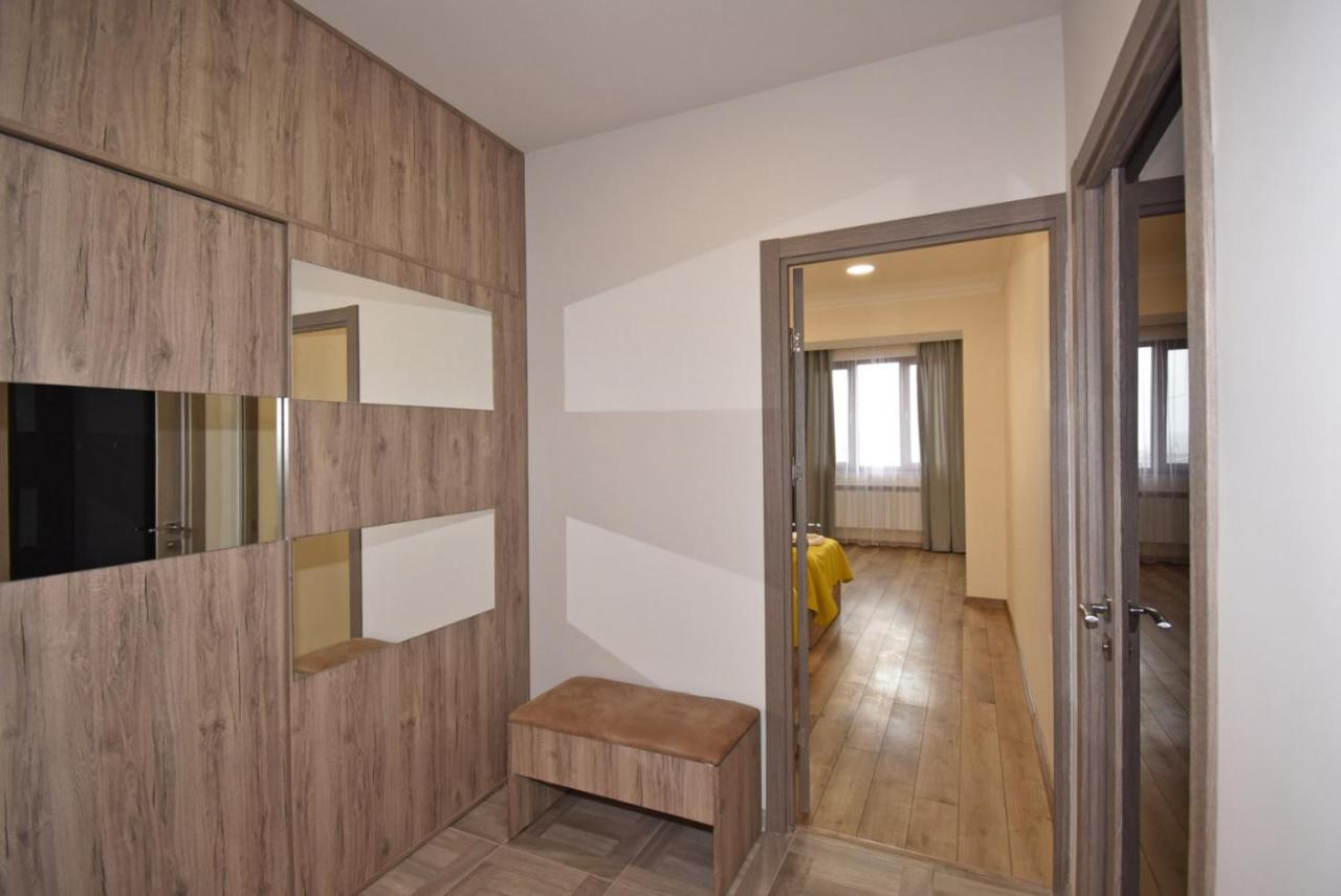 2 Bedroom Apartment, Quiet And Spacious Yerevan Bagian luar foto