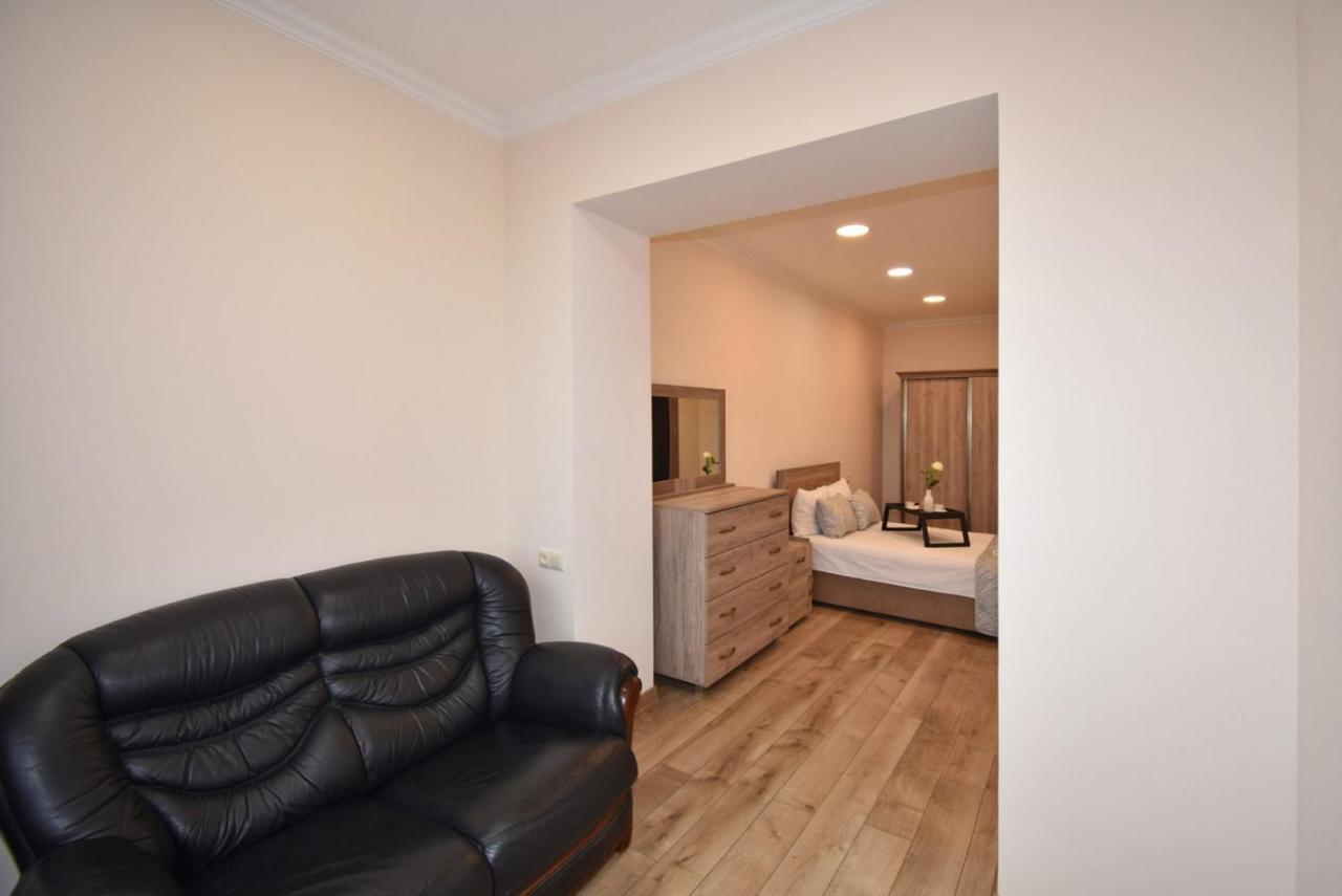 2 Bedroom Apartment, Quiet And Spacious Yerevan Bagian luar foto