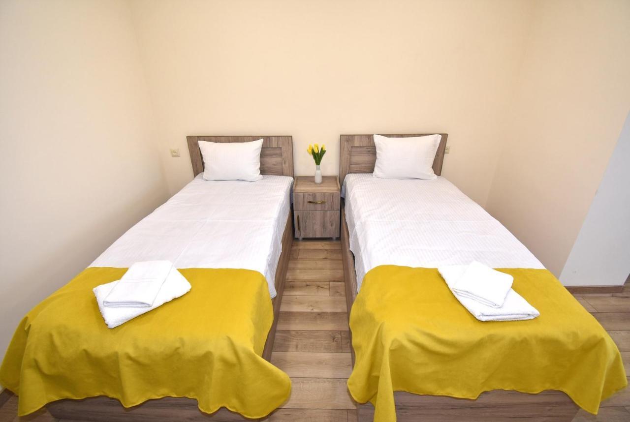 2 Bedroom Apartment, Quiet And Spacious Yerevan Bagian luar foto