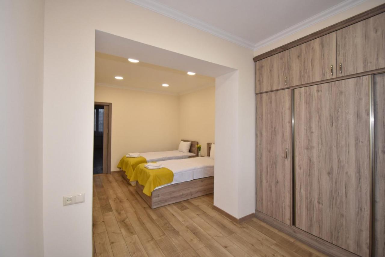 2 Bedroom Apartment, Quiet And Spacious Yerevan Bagian luar foto