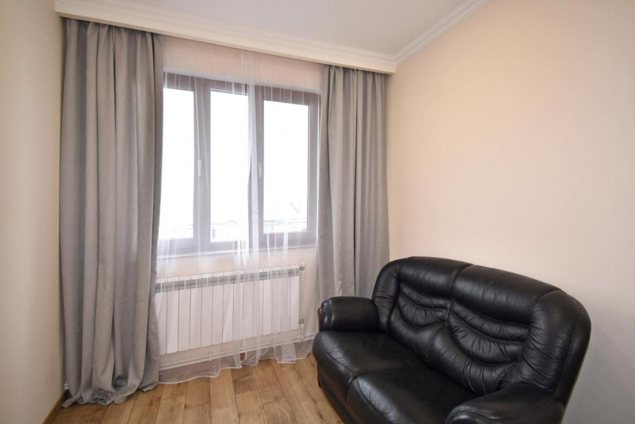 2 Bedroom Apartment, Quiet And Spacious Yerevan Bagian luar foto