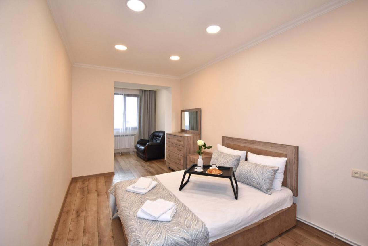 2 Bedroom Apartment, Quiet And Spacious Yerevan Bagian luar foto