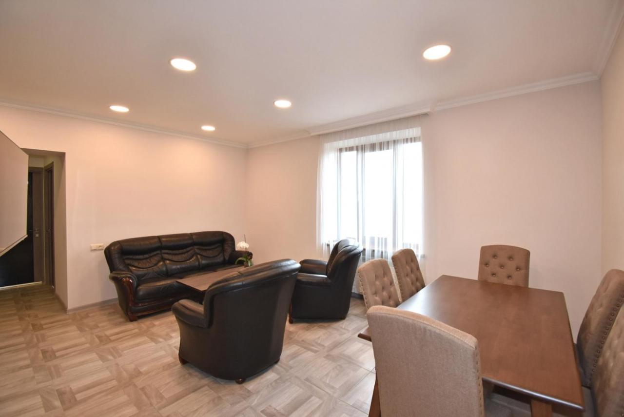 2 Bedroom Apartment, Quiet And Spacious Yerevan Bagian luar foto