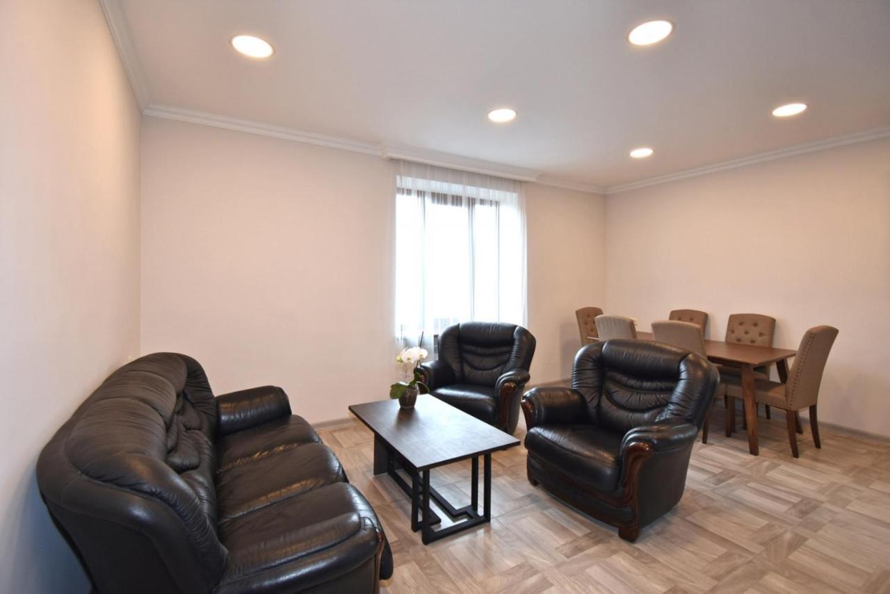 2 Bedroom Apartment, Quiet And Spacious Yerevan Bagian luar foto