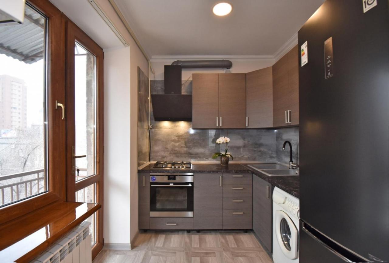 2 Bedroom Apartment, Quiet And Spacious Yerevan Bagian luar foto