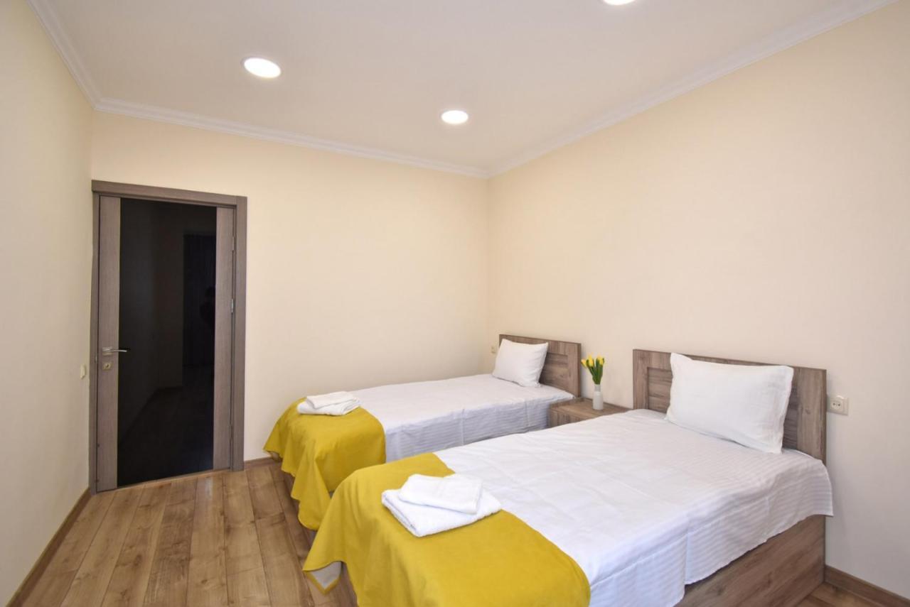 2 Bedroom Apartment, Quiet And Spacious Yerevan Bagian luar foto