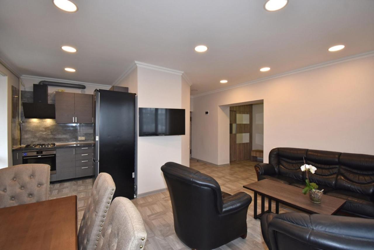 2 Bedroom Apartment, Quiet And Spacious Yerevan Bagian luar foto